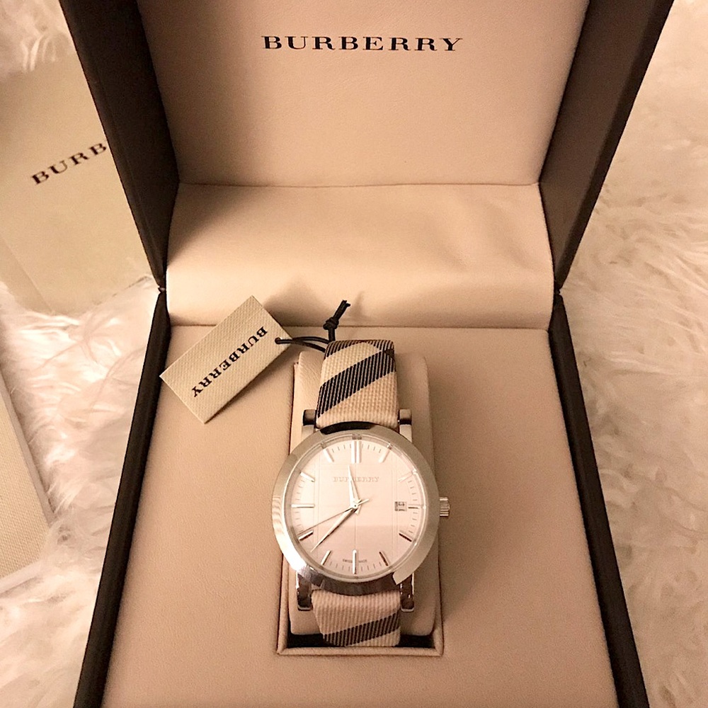 BURBERRY  🤎🤍🩷 NOVA CHECK ROUND LADIES WATCH 👀 DISCONTINUED MODEL 💕